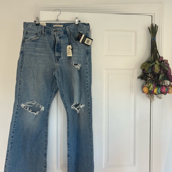 Levi’s women’s NWT Baggy Boot Jean - Picture 2 of 7